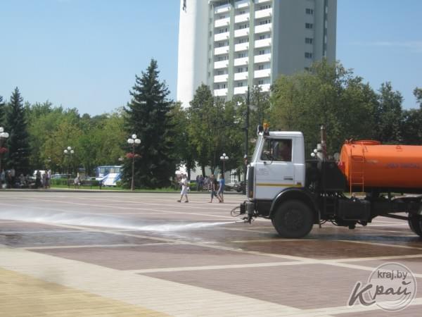 В Молодечно из-за жары улицы поливают водой. Фото Ольги Рудницкой, Kraj.by