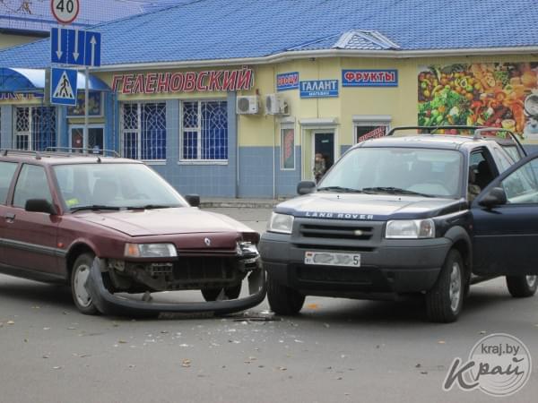 Авария на перекрестке Чкалова-Машерова в Молодечно 19 сентября. Фото Валерия Третяка