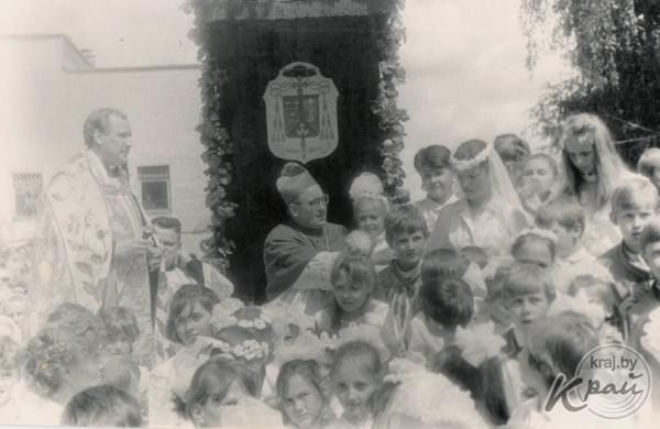 Реконсекрация вилейского костела Воздвижения Святого Креста. 6 июня 1990 года. Фото из личного архива Ольги Рудницкой
