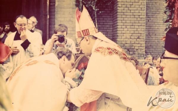 Реконсекрация вилейского костела Воздвижения Святого Креста. 6 июня 1990 года. Фото из личного архива ксендза Эдмунда Довгиловича-Новицкого