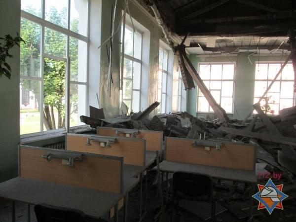В читальном зале молодечненской библиотеки обрушилась част потолка. Фото с сайта Минского областного УМЧС