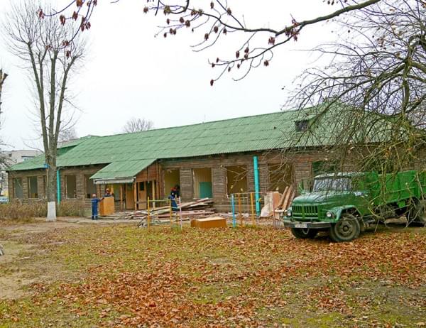 Деревянное здание школы в Молодечно сносят