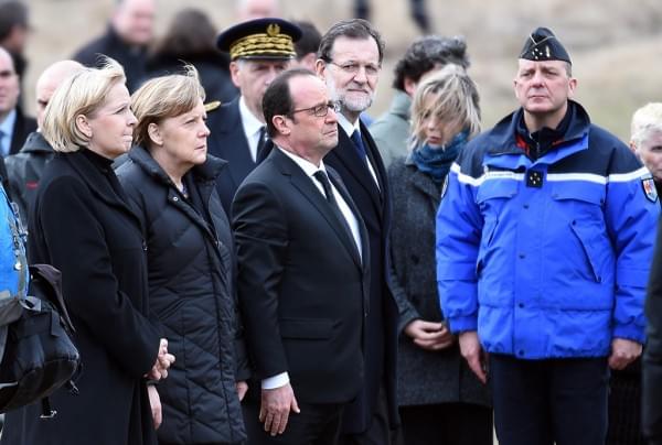 Место крушения самолета на юге Франции посетили канцлер Германии Ангела Меркель и президент Франции Франсуа Олланд