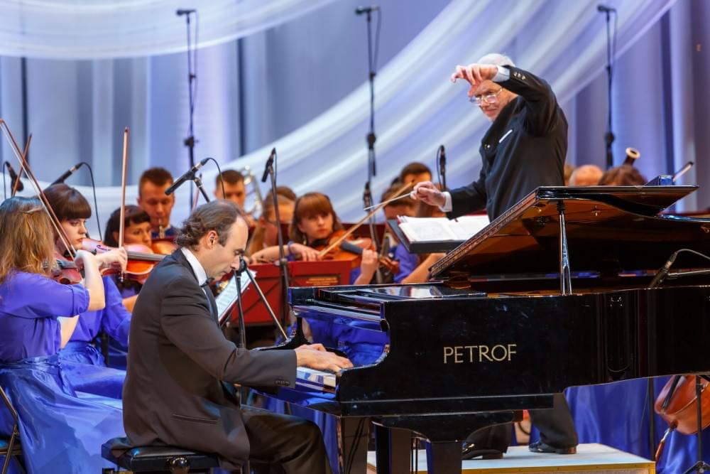 За роялем приглашенный гость, солист Санкт-Петербургской филармонии Олег Вайнштейн. Фото Евгения Стельмаха