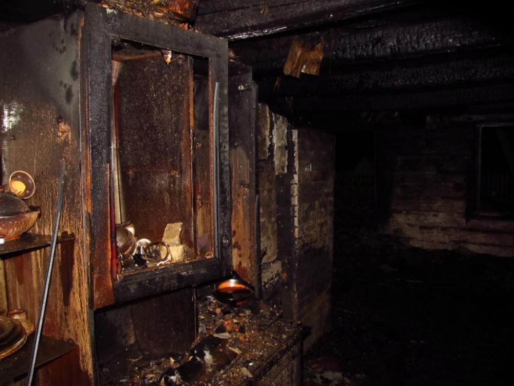 Дом после пожара в деревне Шелевщина