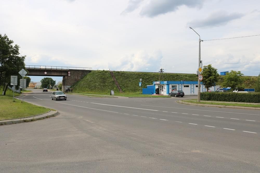 Магазин «Чайка-Авто» находится на улице Великий Гостинец, между конечной автобусной остановкой Здемелево и железнодорожным мостом