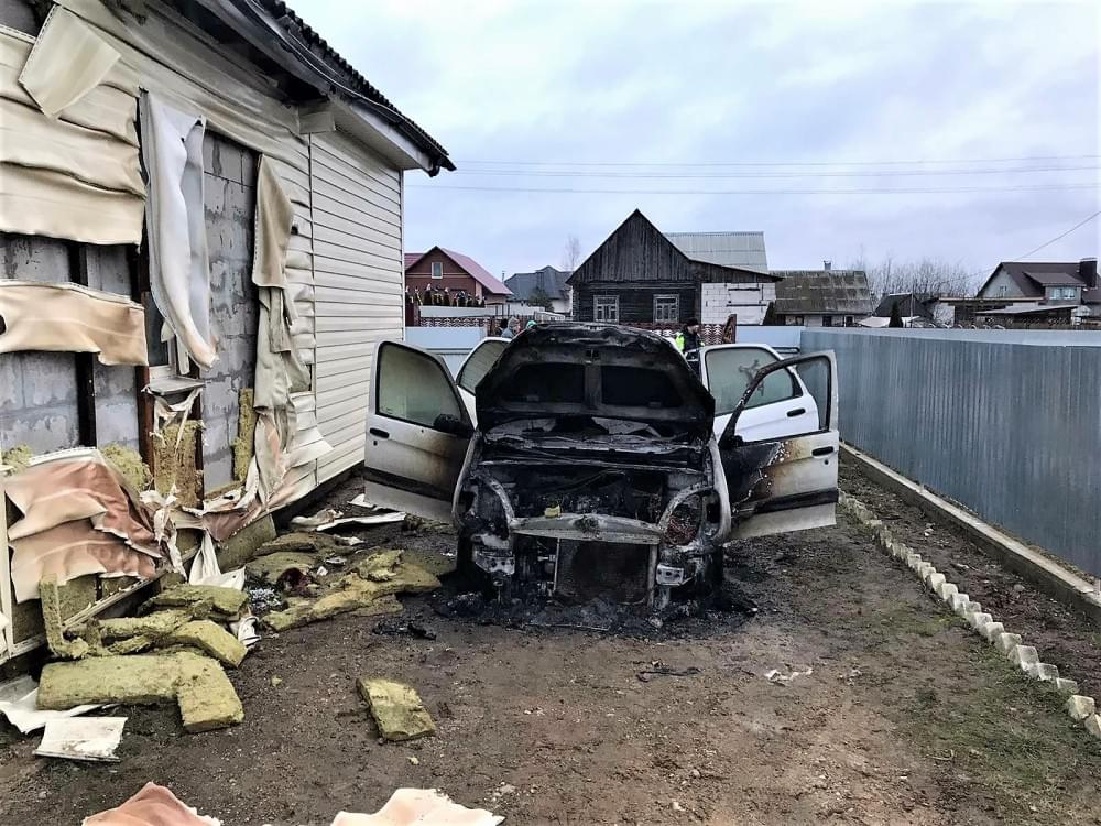 Спасатели в Сморгони потушили машину и дом. Фото предоставлено kraj.by Натальей Живолевской