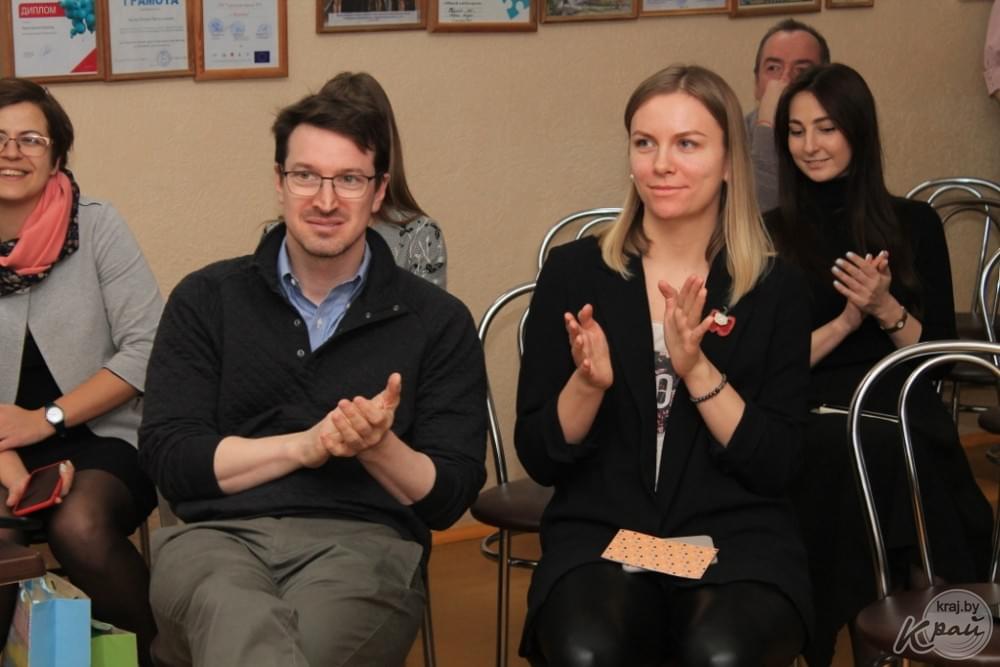Джуллиан Тавалин (слева) – менеджер по информационным технологиям «Эксадел». Фото Катерины Сушко, kraj.by
